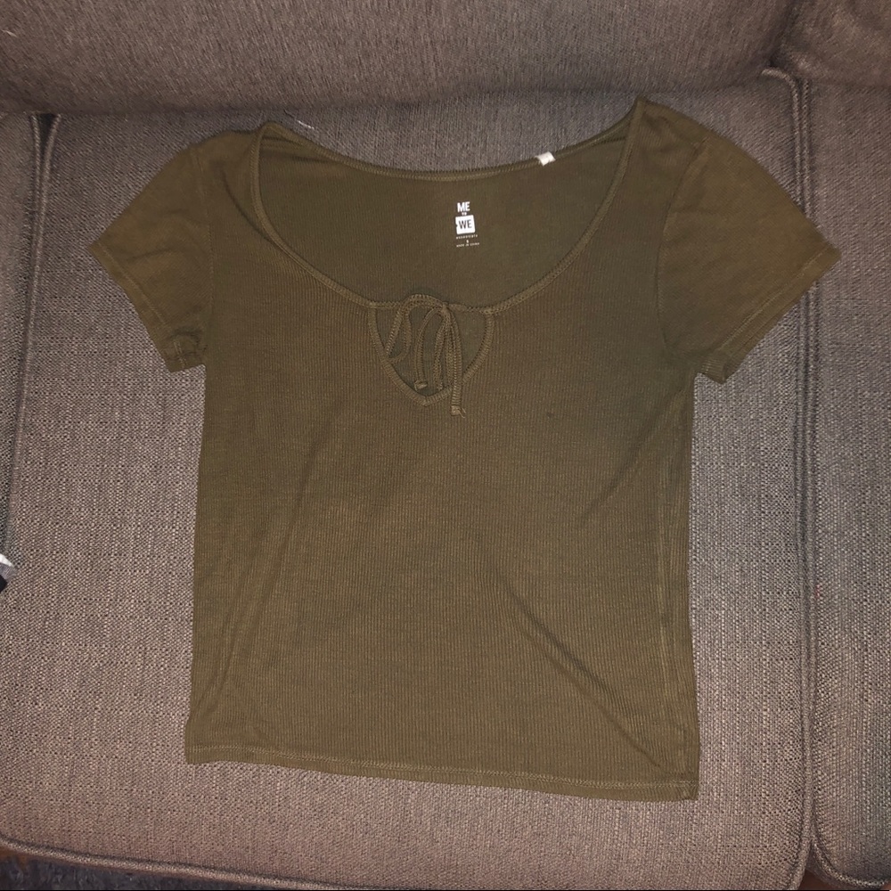 Cute shirt with tie in the front